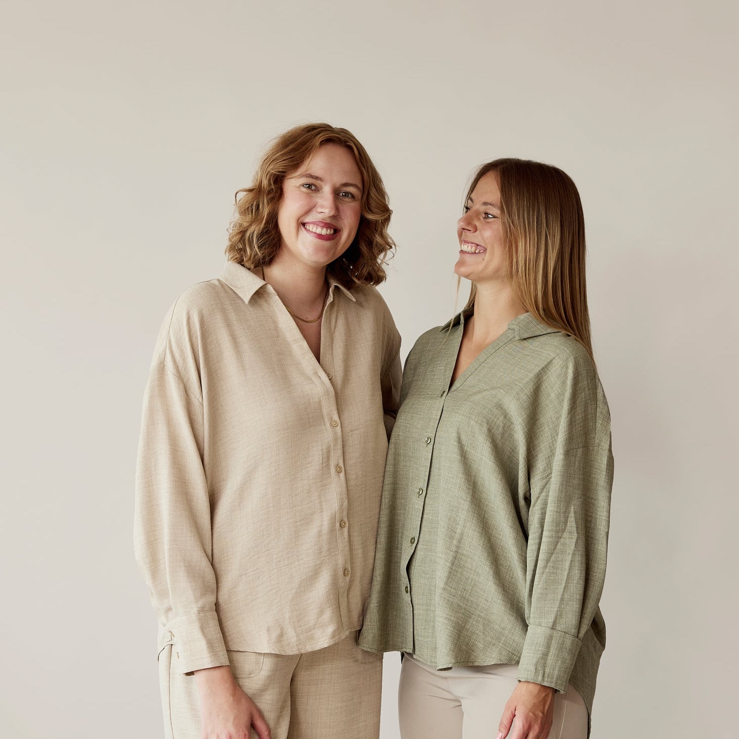 Founderne af Mewalii, Frederikke og Simone står og smiler